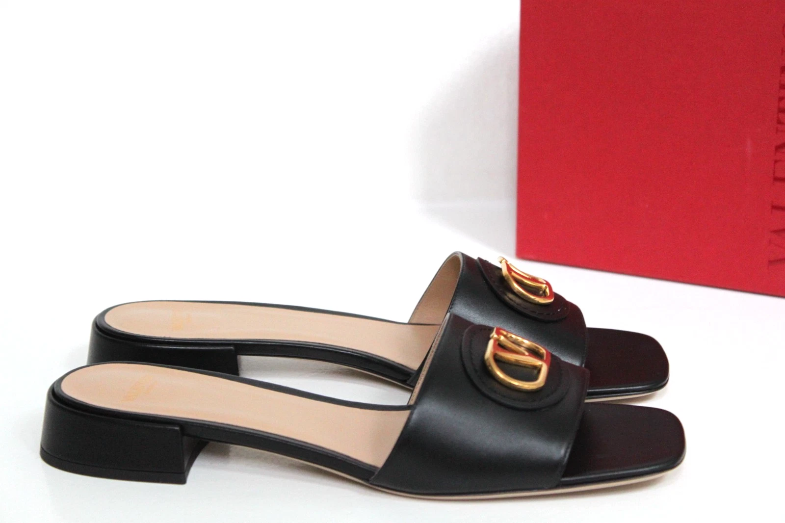 Valentino — 8.5 / 39 VALENTINO GARAVANI VLOGO Signature Logo Black Leather Flat Sandal Shoes