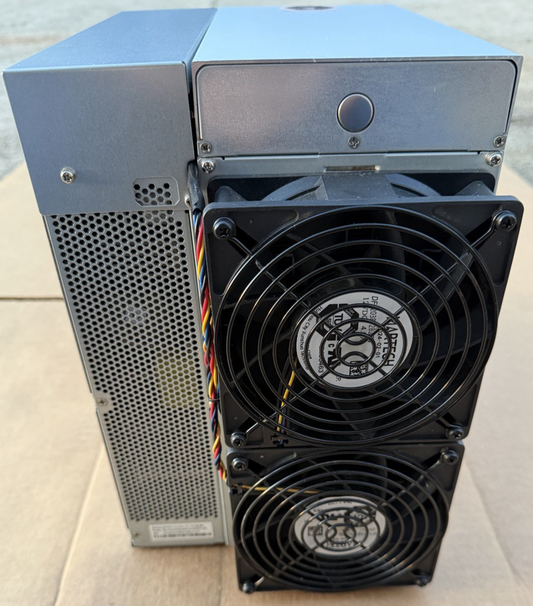 Bitmain Antminer S21 195T 3500W Bitcoin - SHA256 ASIC Miner - 195TH/s thumbnail 4