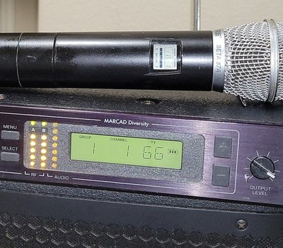 Shure U4S-UA / U2-UA with Beta 87A condenser wireless microphone system