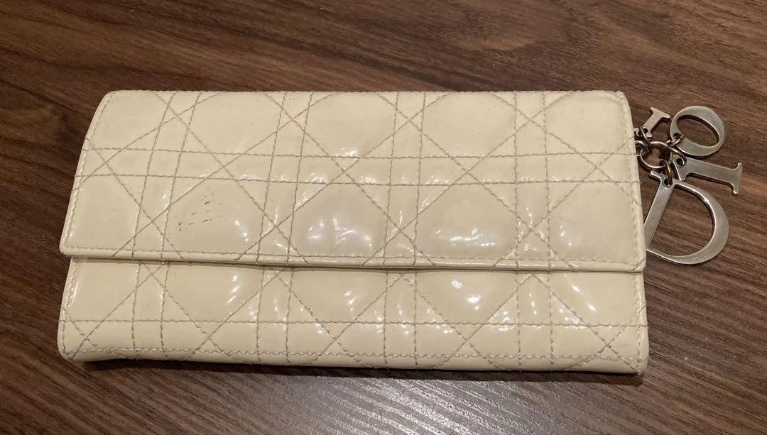 Portefeuille long Dior en cuir verni ivoire avec breloque motif matelassé occasion