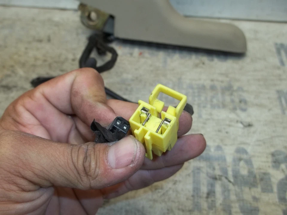 Пряжка ремня безопасности левая передняя для Cadillac Deville 2000-2005 годов выпуска от оригинального производителя - Изображение 2 из 4