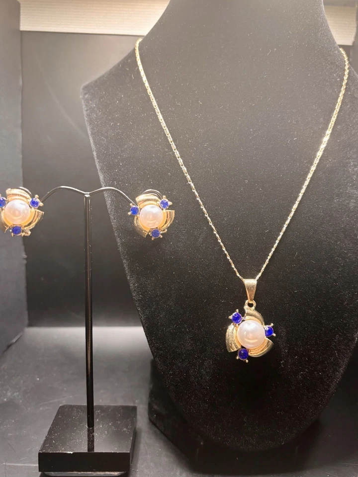 Conjunto folheado a ouro da mais alta qualidade. Brincos de pérola cravejados, azul Cz. Colar pingente - Imagem 2 de 4