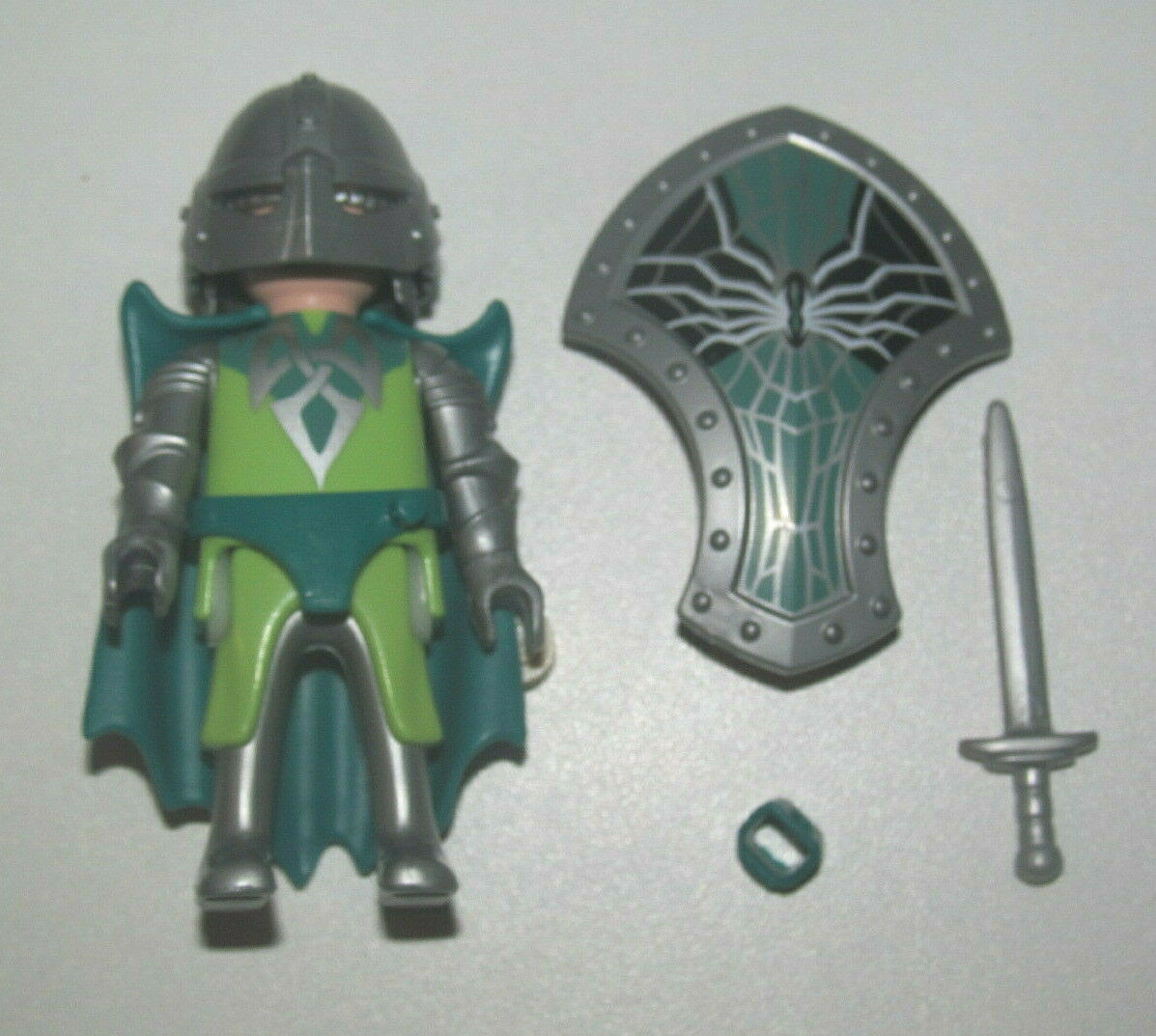 PLAYMOBIL personnage = un chevalier, buste coloris noir et gris