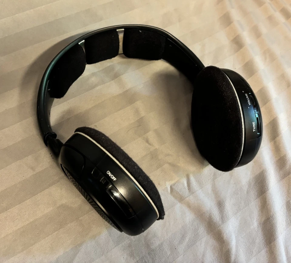 Sennheiser RS 116 On-Ear Wireless Headphones for Parts or Repair - Image 3 of 4