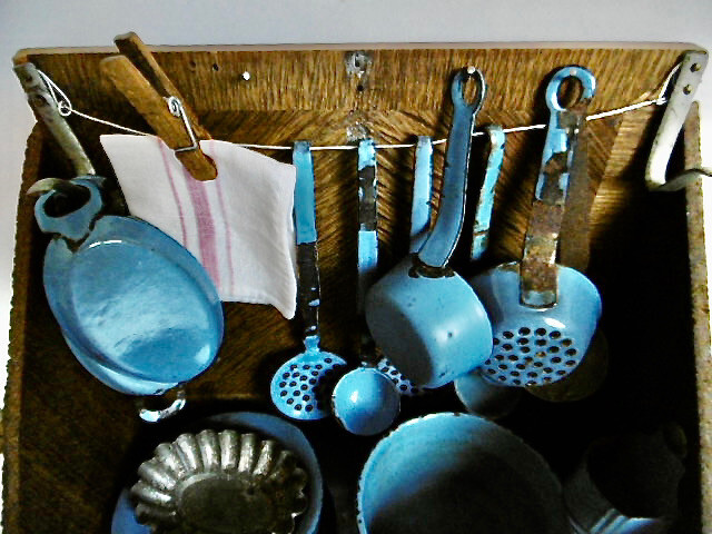 Jouet Ancien Cuisine Artisanale En Tôle émaillée - Cuisinière Avec Accessoires
