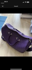 Die Duffle Bag Ist Von Der Marke Pequs In Einem Lila Farbton.