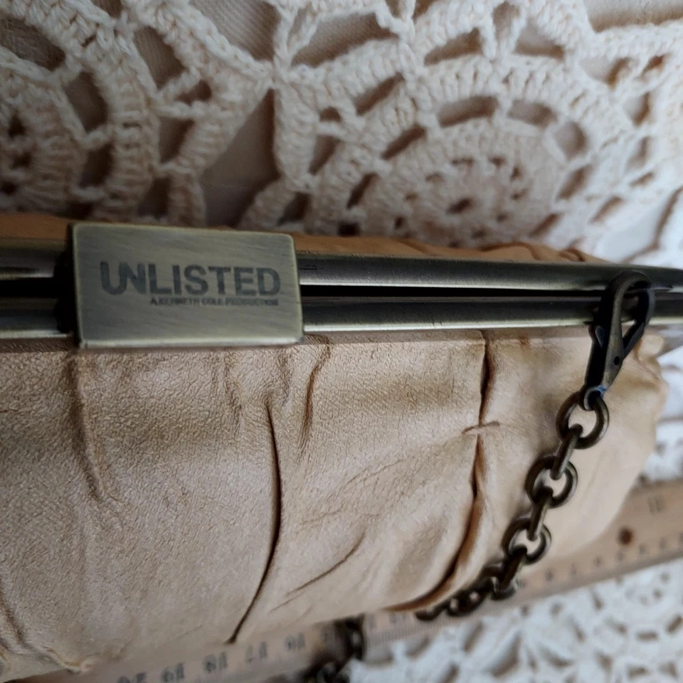 Cartera sin asas pequeña vintage de tela crepé champán sin listar con cadena de transporte, nueva con etiquetas Foto 3 de 4