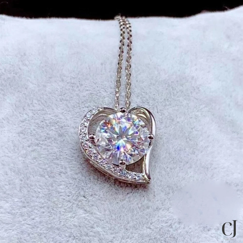Colgante de boda moissanita corte redondo de 2,50 quilates en forma de corazón oro blanco sólido de 14 quilates Foto 2 de 4
