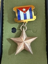 VINTAGE ORIGINAL The Hero of the Republic of Cuba Medal Collectible Military