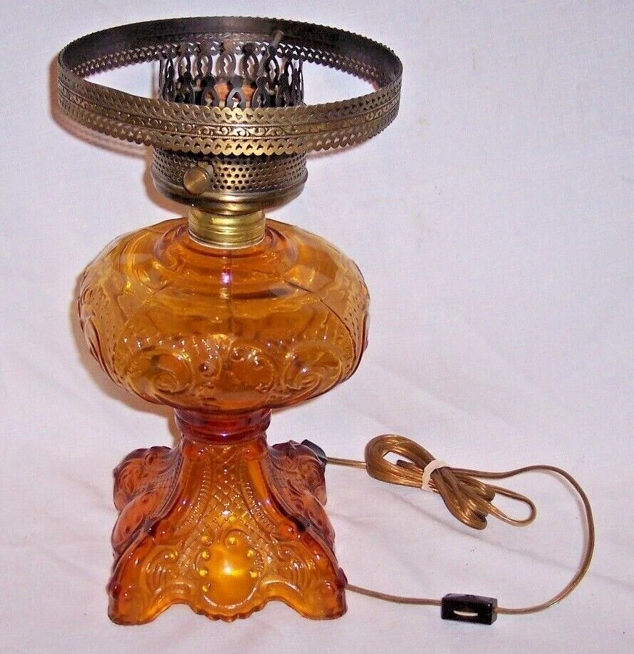 13 1/2 " TALL ANTIQUE SANDWICH AMBER PRESSED GLASS OIL LAMP ELECTRIFIED 7 1/8 "