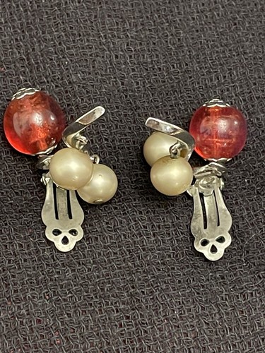 Schiaparelli Signed Vtg Clip Earrings Rhodium Plated Pearls & Amber Drop Beads - Picture 10 of 12