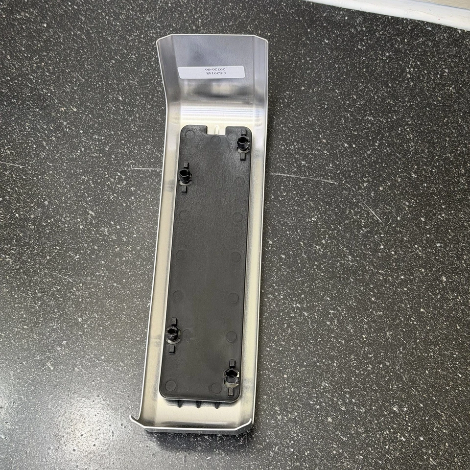 Cubierta de banda de ajuste de batería Harley-Davidson Dyna OEM 29326-06 aluminio cepillado Foto 2 de 3