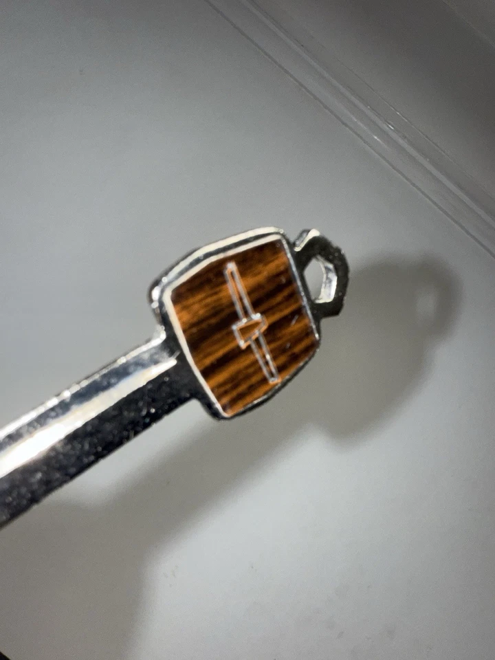 JUEGO DE LLAVES EN BLANCO FORD THUNDERBIRD 1978 Diamond Jubilee grano madera se adapta a todos 1965-1984 Foto 2 de 3