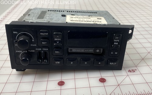 Vintage Chrysler Dodge Jeep AM/FM Radio & Kassettenspieler Modell P04858557 - ungetestet