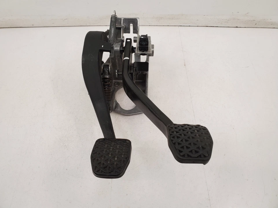 ✅ 07-13 OEM BMW E90 E92 E93 335 MANUAL TRANSMISSION Clutch Brake Pedal Assembly - Image 2 of 4