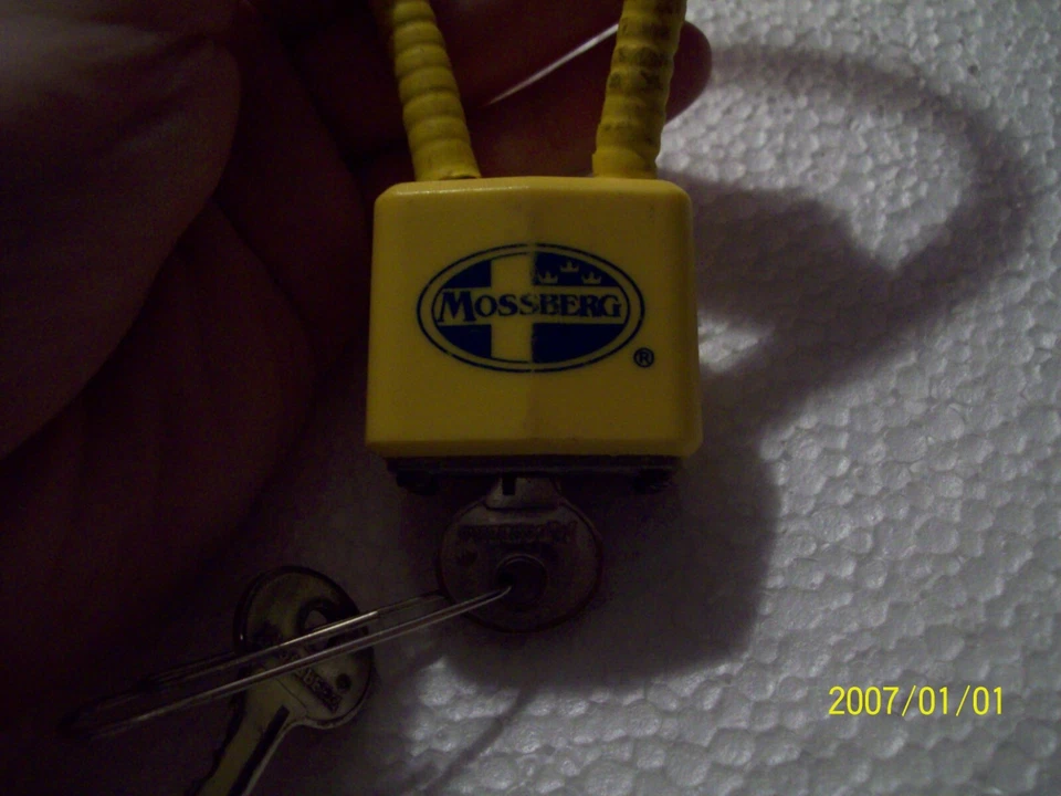 Mossberg SL14-4PTACA 04-02 trava de arma de cabo amarelo com chaves - FRETE RÁPIDO!!! - Imagem 2 de 4