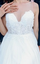 Vestido de novia con bajo fluido y encaje en el pecho y la espalda. 