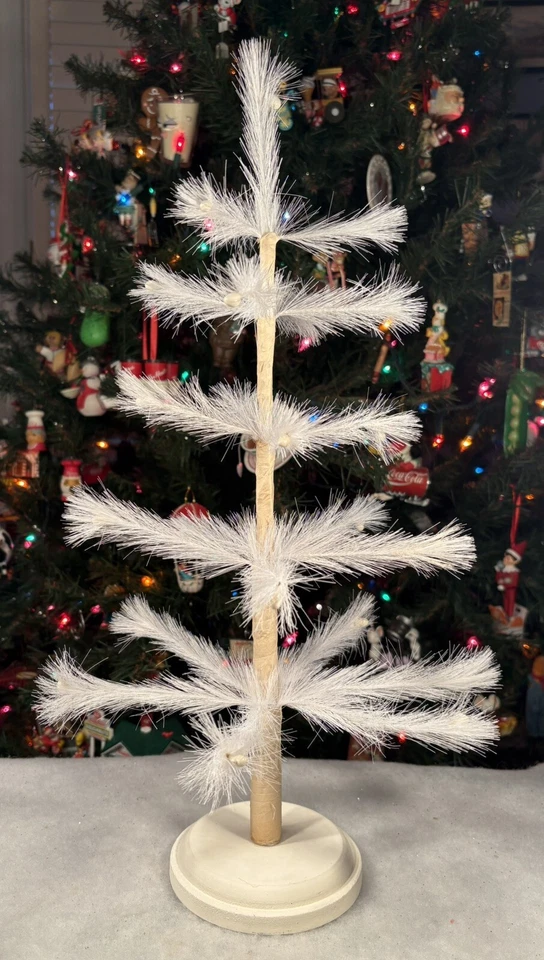 Lote De 8 Mesa 18” Blanco ÁRBOL DE PLUMAS Y 7 Mini Adornos: Navidad • Pascua Foto 3 de 4