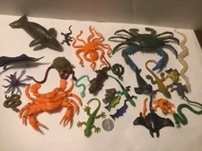 Lot of 25 Assorted Plastic Rubber Toy Sea Creatures Fish Snakes Frogs Lizards