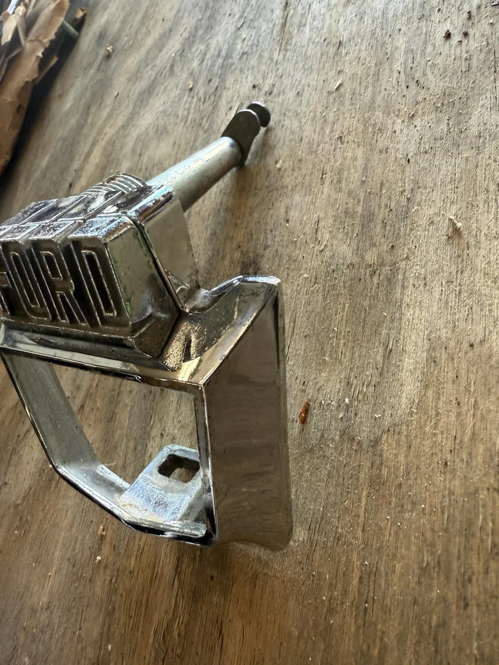 Cubierta de bisel de bloqueo de maletero cromada Ford Custom 300 1957 nuevo de lote B7A-7043500-A BAC-7043500 Foto 2 de 4