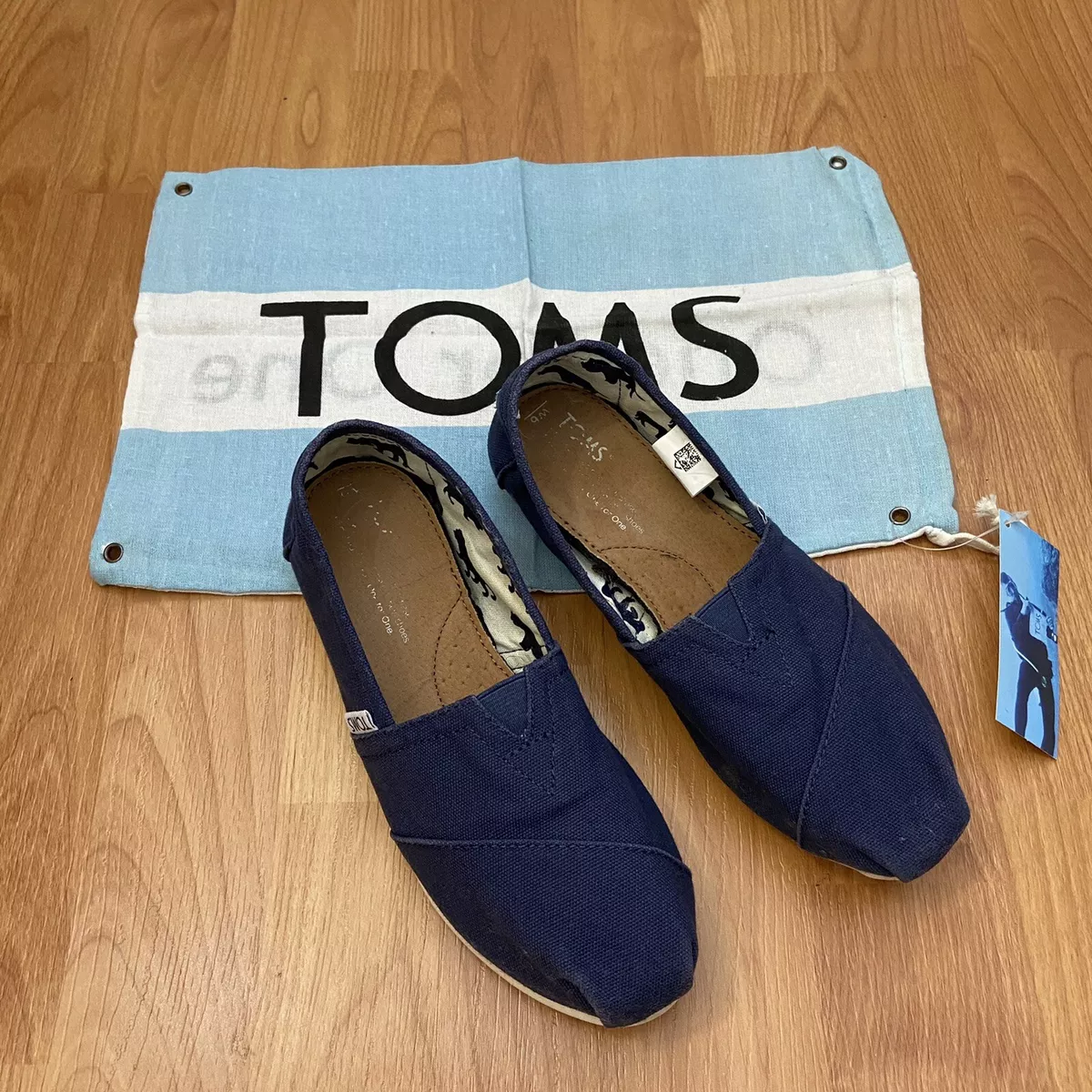TOMS Women s Navy Blue Shoes NWT Logo Dust Bag Size 6