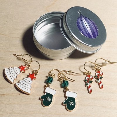 Dose mit 3 Paar handgefertigten Weihnachtsohrringen mit festlichen Charms Zuckerstange