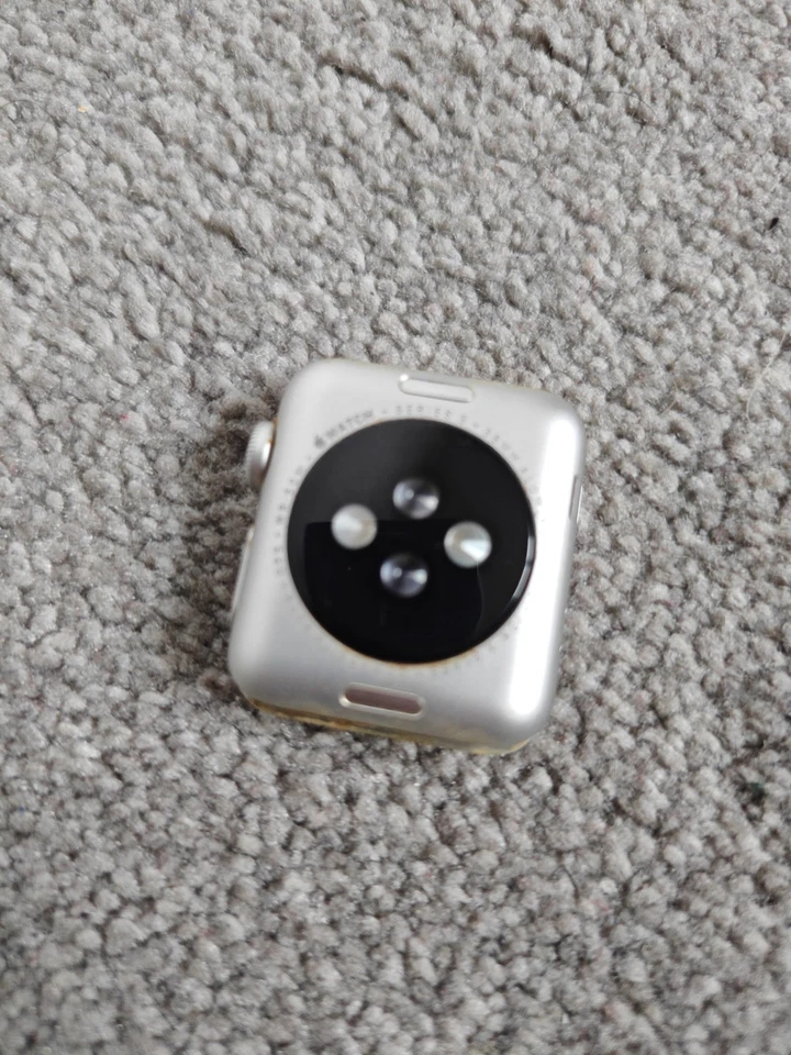 Apple Watch Series 3 - 38mm *Cracked Screen And Unresponsive* Read Descrip AE35 - Image 3 of 4