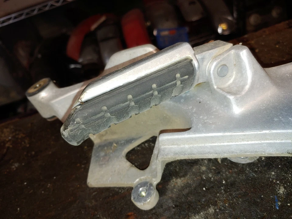 1994 Honda ST1100 левая нога колышек кронштейн с колышками - Изображение 2 из 4