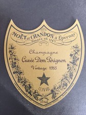 Une étiquette de champagne Dom Pérignon 1985