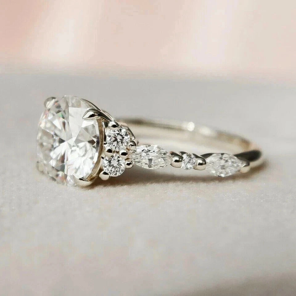 Anillo de compromiso redondo con racimo de diamantes simulados de 2,50 quilates chapado en oro blanco de 14 K Foto 3 de 4