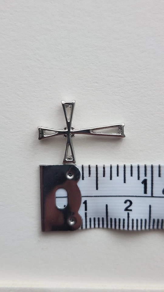 Кулон в виде креста из белого золота 10 карат с бриллиантовыми акцентами — бывший в употреблении - Изображение 3 из 3