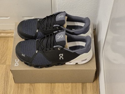 On Running Cloudflyer Herren Laufschuhe Gr. 46 Schwarz/Navy/Weiss Neu mit Karton