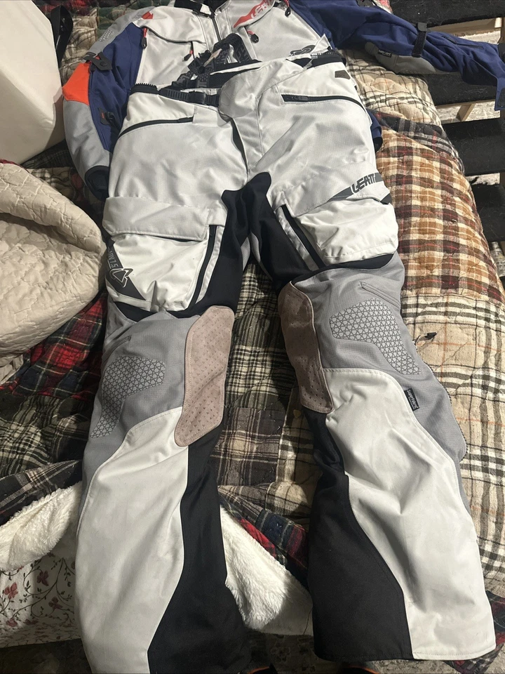 Traje Leatt 7.5 MultiTour ADV - Chaqueta MD / Pantalones XL - One Ride - Blanco/Azul marino/Gris Foto 2 de 3