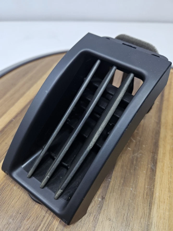 Land Rover LR2 SE 2009 tablero del lado del pasajero delantero derecho rejilla de ventilación de aire OEM Foto 3 de 4