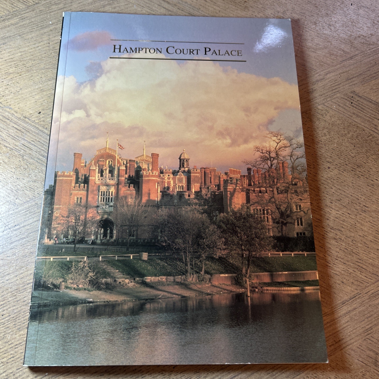 Hampton Court Palace Souvenir Guide Brochure  0860561135 PB