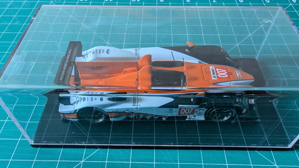 1/43 Spark Aston Martin AMR One Car #007 2011 24 H de Le Mans Foto 4 de 4