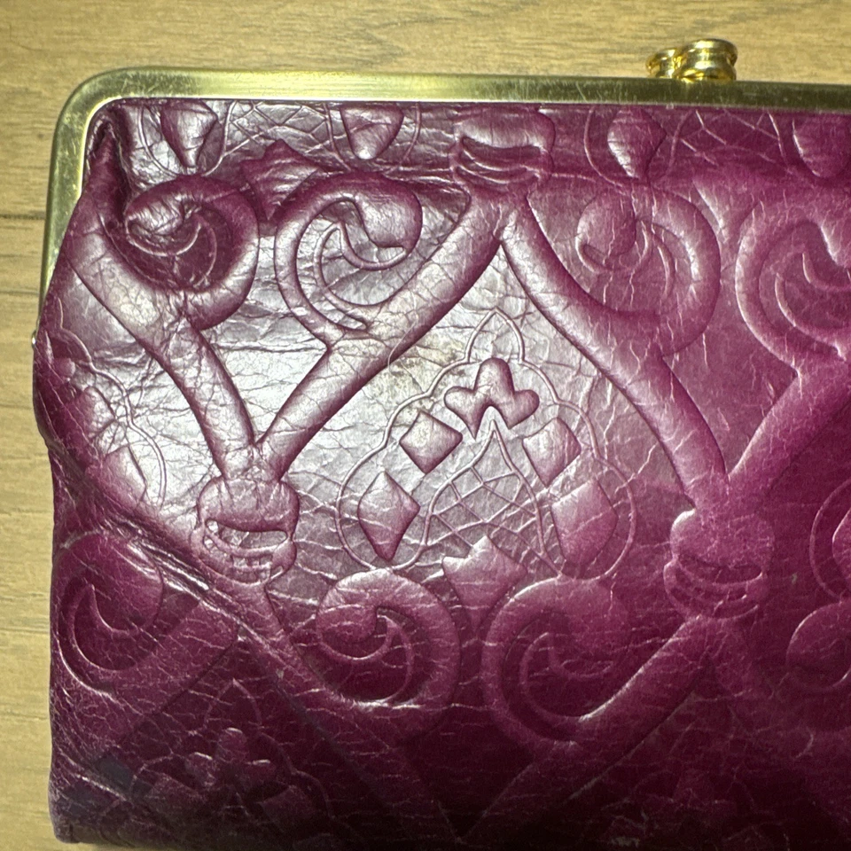 Cartera sin asas HOBO doble cierre de beso en relieve ciruela profunda púrpura vino en relieve Foto 4 de 4