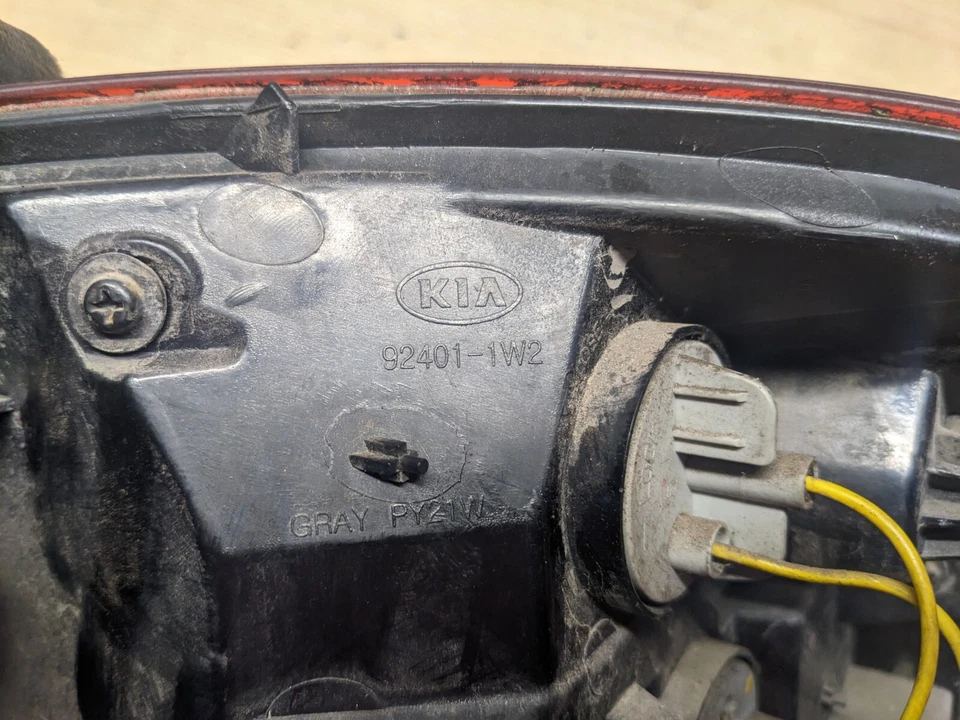 Kia Rio MK3 2016 1,1 diésel luz trasera lateral del pasajero 924011w2 Foto 2 de 2