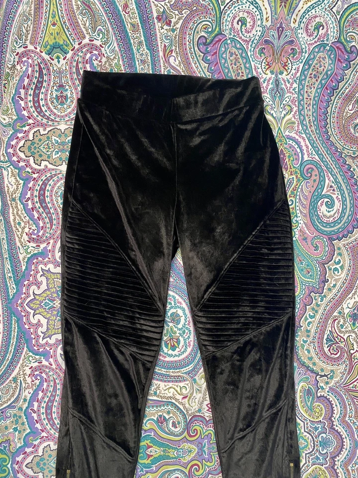 Calça skinny cropped de veludo preto BEBE tamanho pequeno - P/M 2/4 sexy e ajuste de forma - Imagem 4 de 4