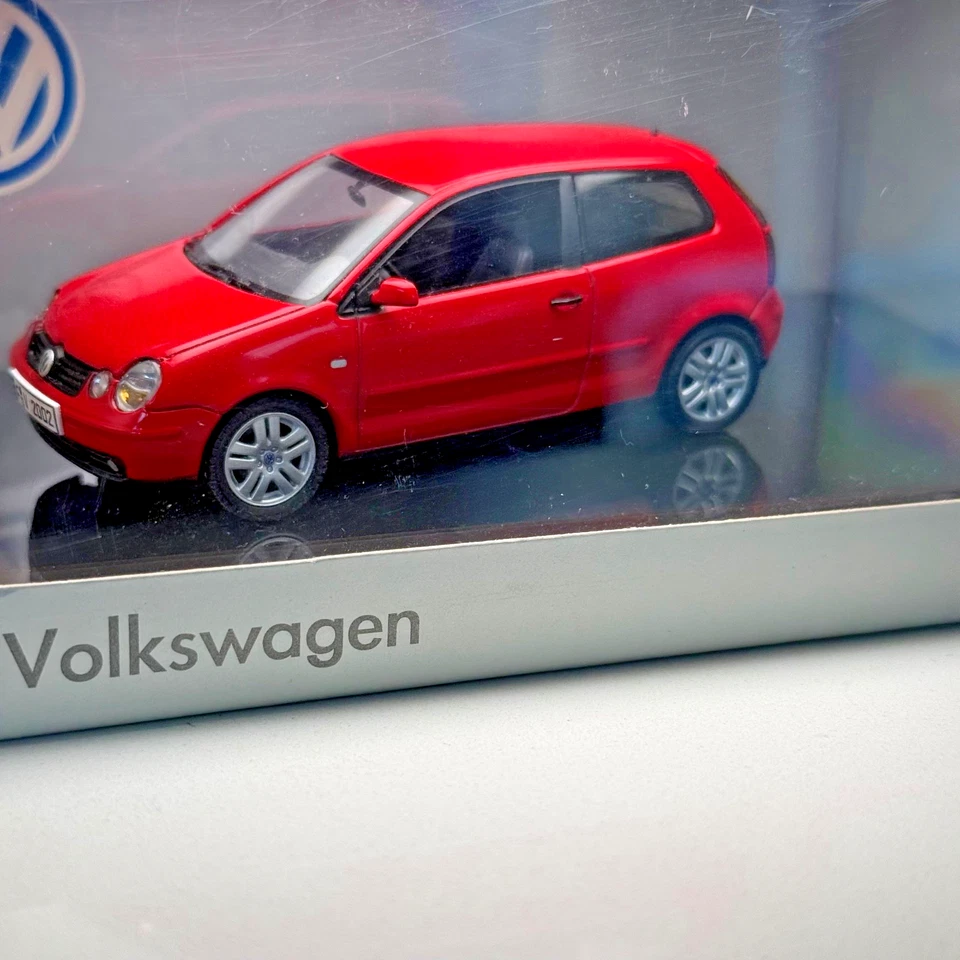 AutoArt 1:43 Volkswagen VW POLO - Rojo, COMO NUEVO en Caja Foto 2 de 4