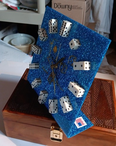 Vintage ‘Fabulous Las Vegas’ Blue Glitter Dice Souvenir Clock - Picture 7 of 13
