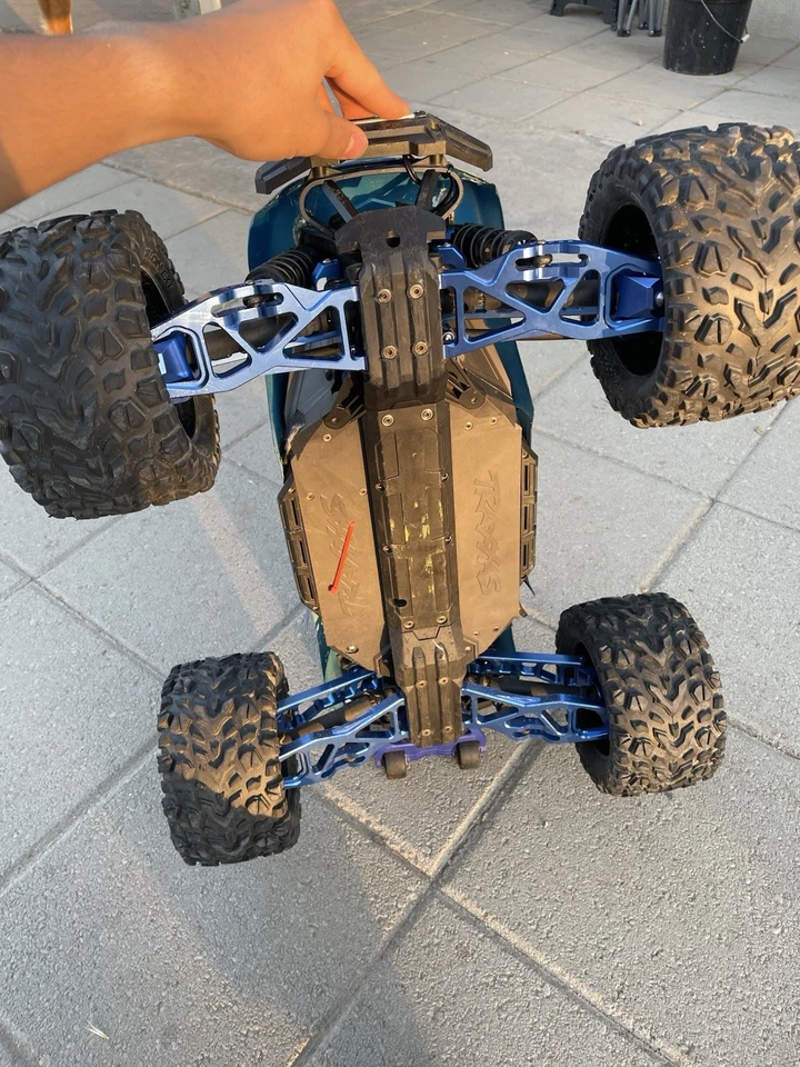 Camión eléctrico todoterreno 8S Traxxas WideMAXX V2 RC de aluminio 4x4 azul Foto 3 de 4