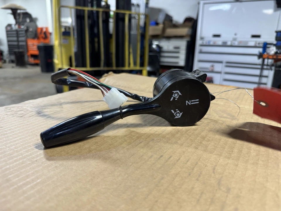 GOOD USED DOOSAN FORKLIFT SWITCH ASSY - DIRECTION-E/G 1~4 (301404-00030) - Image 2 of 4