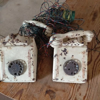 anciens telephones en métal ancien jouet - Photo 1/4