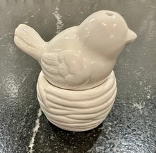 Vintage Dove Peace Pigeon Bird On Nest Salt & Pepper Shakers Stack