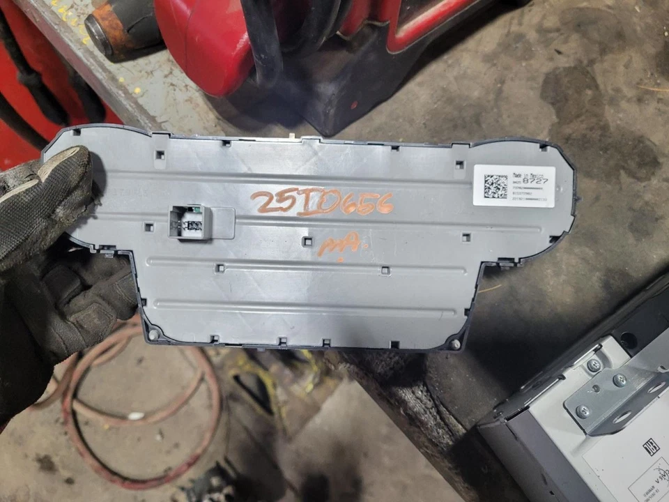 Temperature Control Dash Mounted ID 84258727 Fits 17-20 SUBURBAN 1500 2063827 - Image 2 of 3