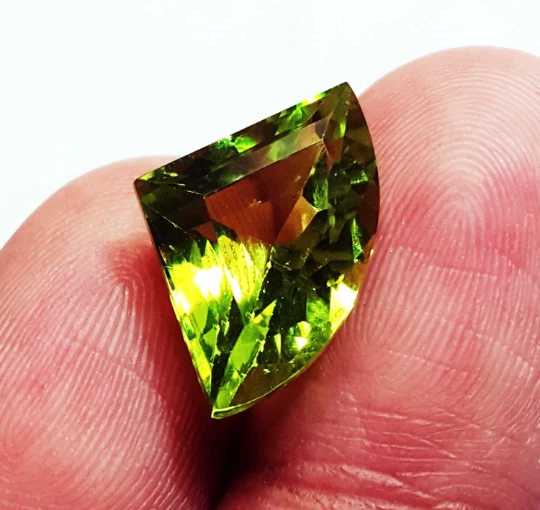 Natürlicher Peridot 9,40 Ct Lose Edelstein Fantasieform Mit Zertifikat - Bild 3 von 4