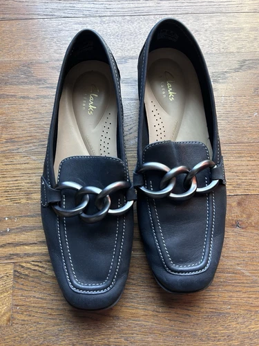 Mocassino donna Clarks Sarafyna Rae piatto in pelle nera. Taglia 6