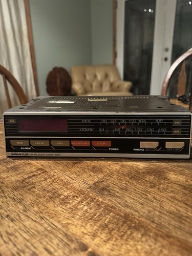 Vintage SPARTUS Model # 0116  Under The Cabinet AM / FM Clock Radio  Working