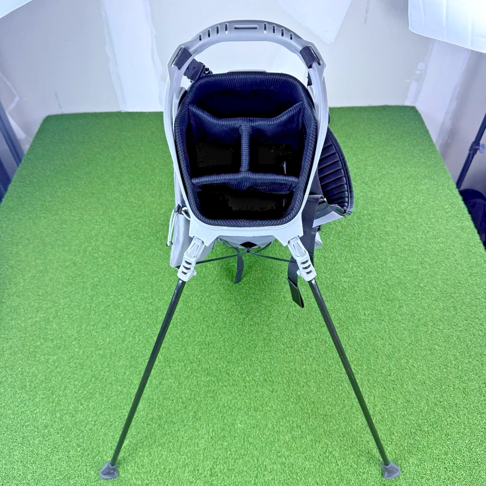 Bolsa de golf Callaway Fairway C con soporte de 4 vías Sea Island bordada gris liviana Foto 2 de 4